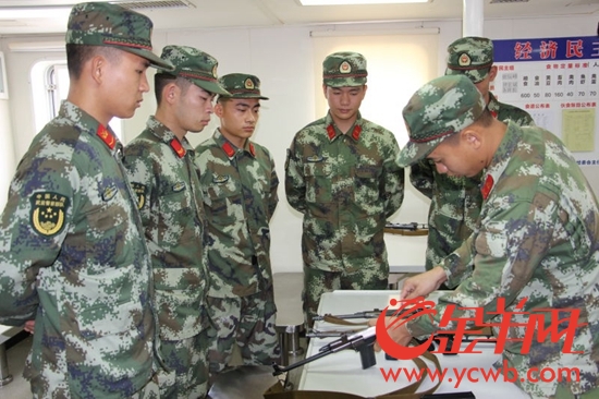 槍帆班長(cháng)教新兵拆槍技巧