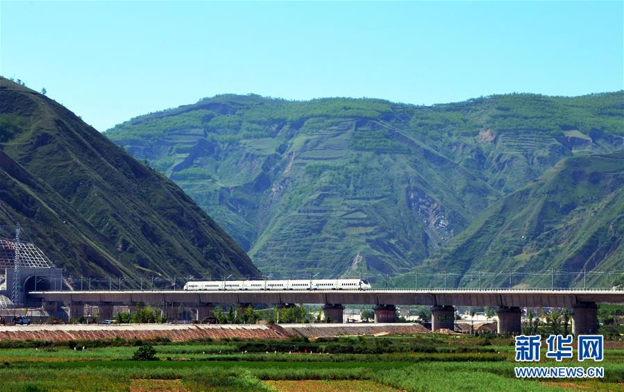 （新華全媒頭條·圖文互動(dòng)）（1）中國高鐵：書(shū)寫(xiě)時(shí)代名片
