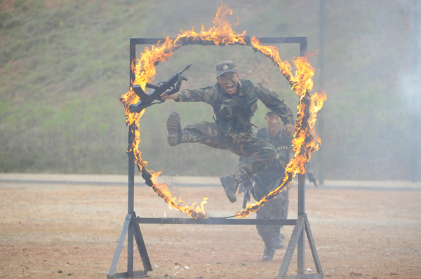 【黨的十九大精神進(jìn)軍營(yíng)】風(fēng)雨礪劍！火箭兵枕戈待旦只為導彈騰飛