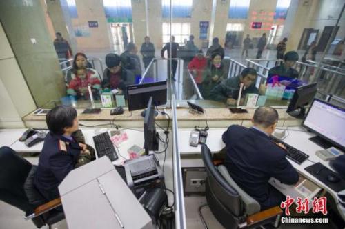 資料圖：民眾正在購買(mǎi)車(chē)票。<a target='_blank' href='http://www.chinanews.com/'>中新社</a>記者 張云 攝