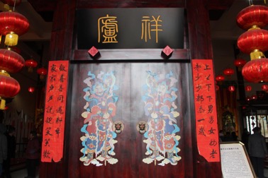 過(guò)年家家戶(hù)戶(hù)門(mén)前貼對聯(lián)