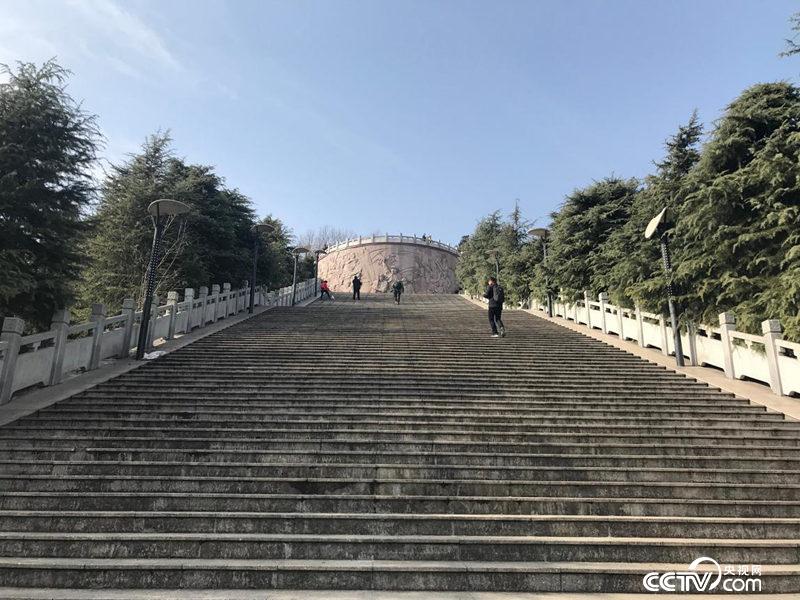 位于老城區核心位置的金寨縣革命烈士陵園。（孔華/攝）