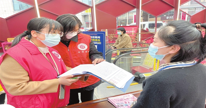堯都區水塔街辦事處汾澤社區在轄區超市檢查疫情防控臺賬