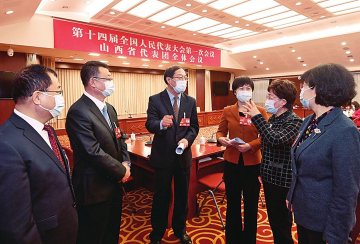  山西代表團討論醞釀擬提出的重點(diǎn)建議