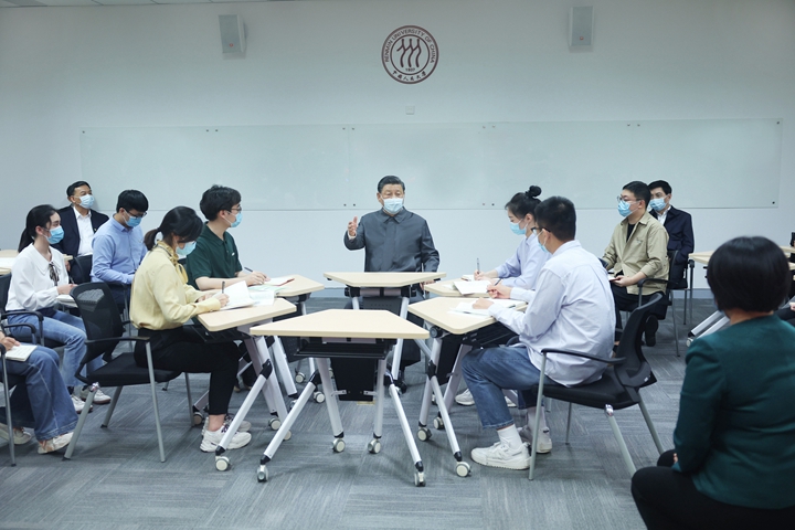 2022年4月25日，習近平總書(shū)記來(lái)到中國人民大學(xué)考察調研。這是總書(shū)記在立德樓觀(guān)摩思政課智慧教室現場(chǎng)教學(xué)并參與討論。