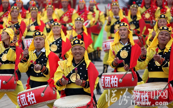 山西·臨汾帝堯古都文化旅游節鑼鼓大賽在襄汾縣丁陶廣場(chǎng)精彩上演
