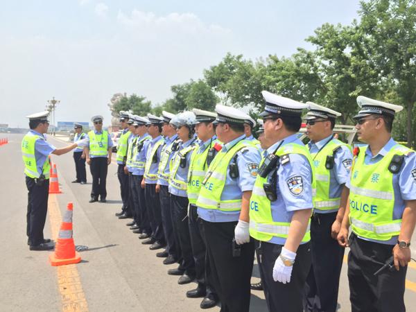 臨汾交警紀實(shí)：33℃烈日下的午查